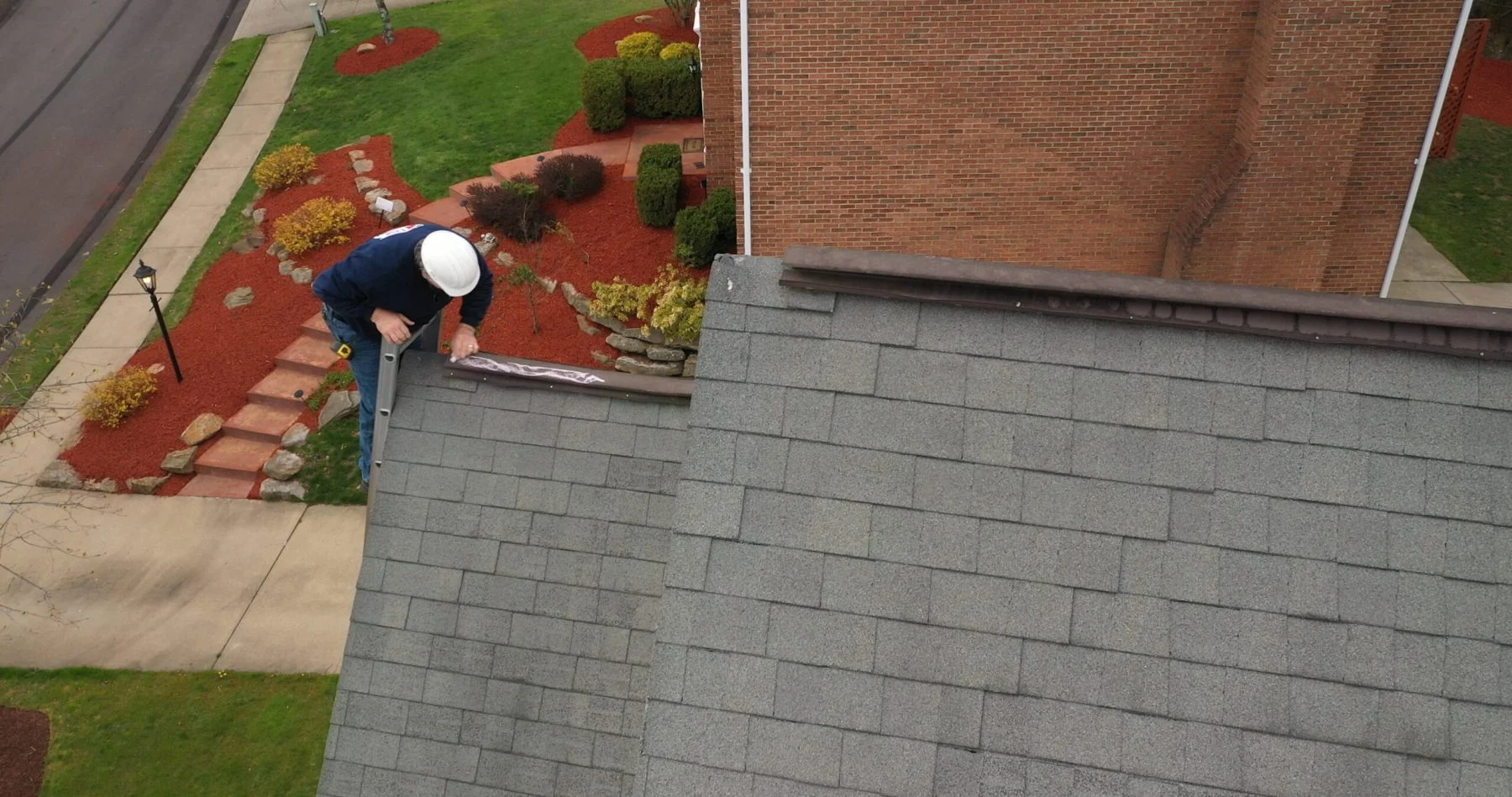 4 Reasons to Hire a Professional Roofer